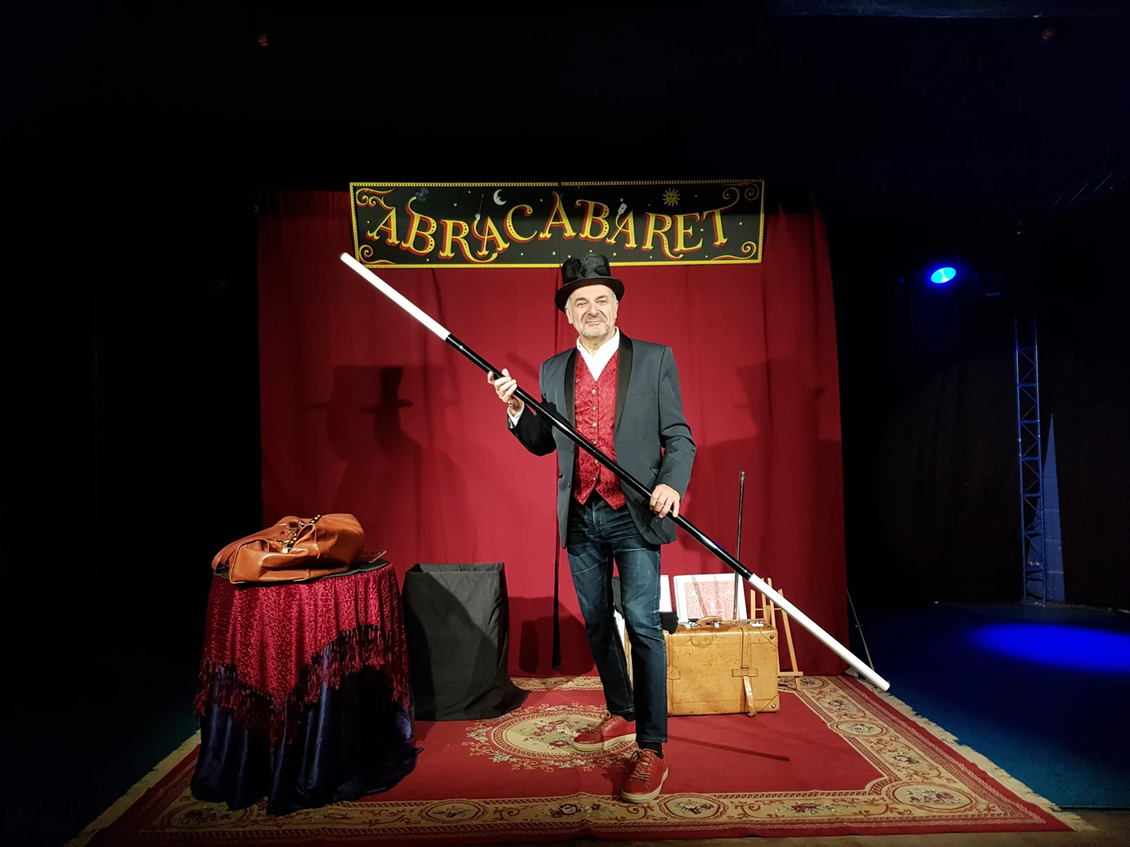 Paul Maz sur scène, devant son théâtre magique Abracabaret
