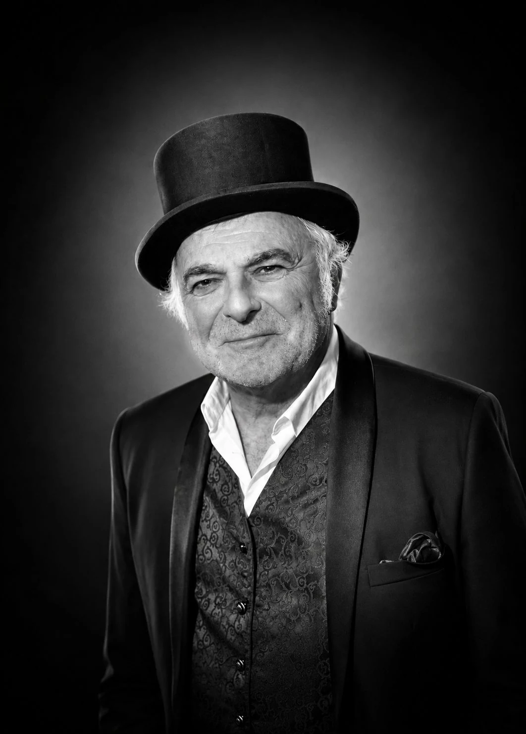 Portrait de Paul Maz, au chapeau, en noir et blanc